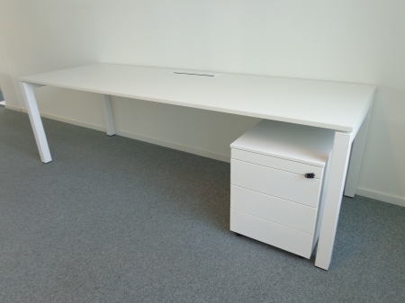 Nieuw binnen, grote aantallen meubilair van Pami