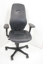 Ergonomische bureaustoel Kinnarps PLUS(6) in zwart leder (2e hands)
