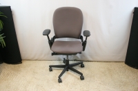 Ergonomische bureaustoel Steelcase Leap bruin