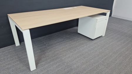 Bureau Ahrend met ladenblok 2e keus