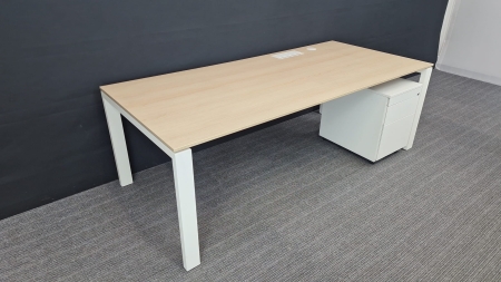 Bureau Ahrend met ladenblok 2e keus