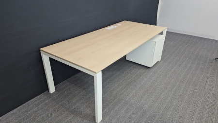 Bureau Ahrend met ladenblok 2e keus