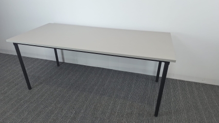 2 stuks kantinetafel FLOKK 2e keus