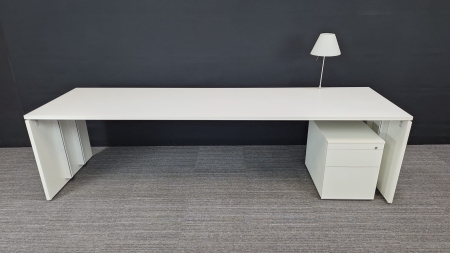 Directiebureau Fantoni met ladenblok 2e keus