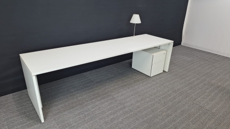 Directiebureau Fantoni met ladenblok 2e keus