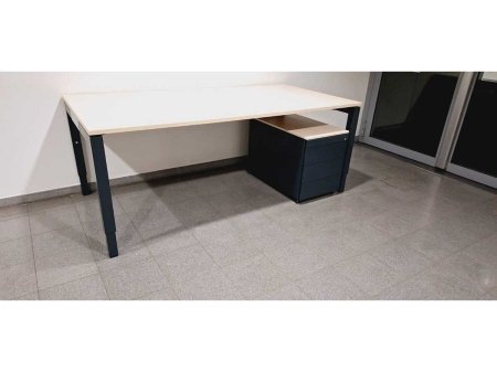 Bureau Pami met ladenblok
