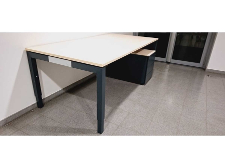 Bureau Pami met ladenblok