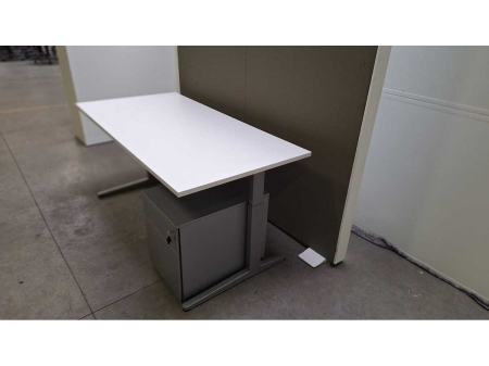 Bureau Ahrend Four-Two met ladenblok