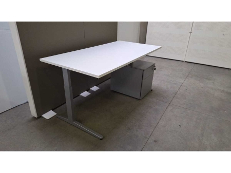 Bureau Ahrend Four-Two met ladenblok