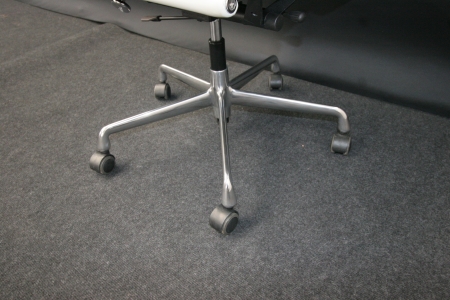 VITRA SOFT PAD CHAIR EA 217 (refurbished)