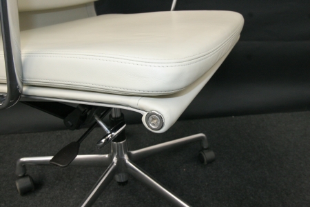 VITRA SOFT PAD CHAIR EA 217 (refurbished)