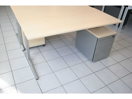 Bureau Ahrend Four-Two met ladenblok