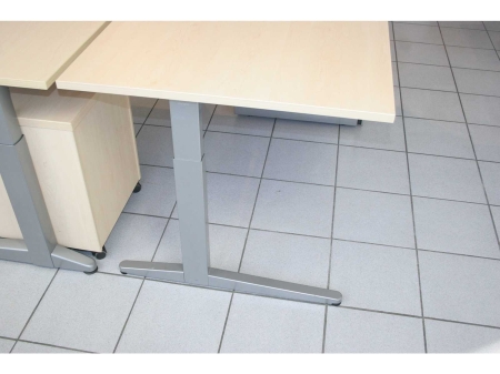 Bureau Ahrend Four-Two met ladenblok