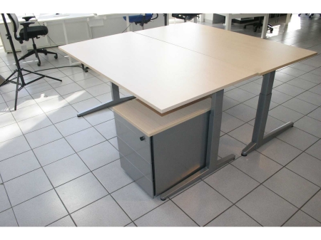 Bureau Ahrend Four-Two met ladenblok