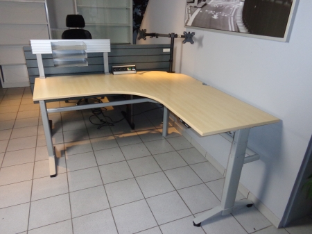 Elektrisch zit/sta hoekbureau Steelcase 1600x1600