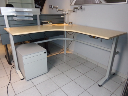 Elektrisch zit/sta hoekbureau Steelcase 1600x1600