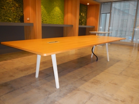 Table de conférence Vitra Joyn 3200 x 1800 Cerise