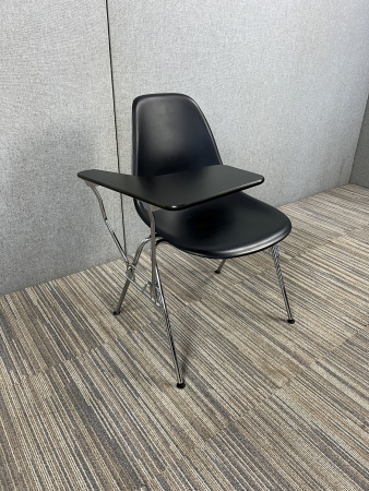 Vitra Eames DSS Plastic Chair Zwart met werkbord