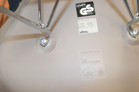 Vitra Eames DSR Plastic Chair Kiezelsteen