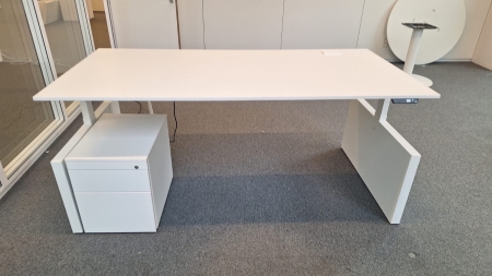 Zit-Sta bureau Ahrend Four Two met ladenblok