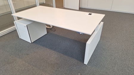 Zit-Sta bureau Ahrend Four Two met ladenblok