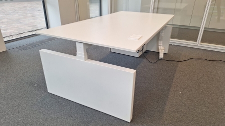 Zit-Sta bureau Ahrend Four Two met ladenblok