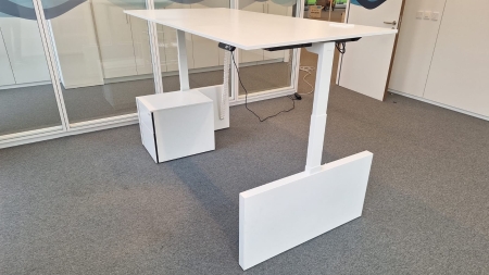 Zit-Sta bureau Ahrend Four Two met ladenblok