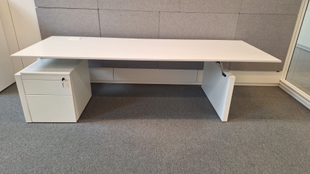 Bureau Ahrend Four Two met ladenblok