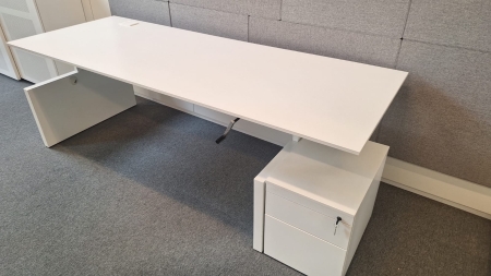 Bureau Ahrend Four Two met ladenblok