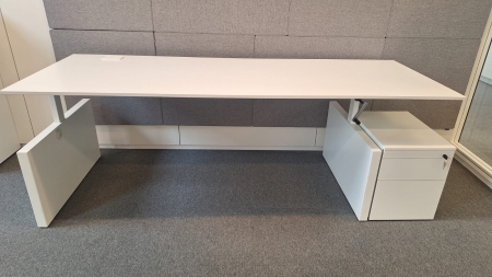 Bureau Ahrend Four Two met ladenblok