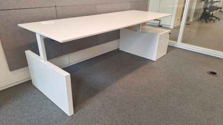 Bureau Ahrend Four Two met ladenblok