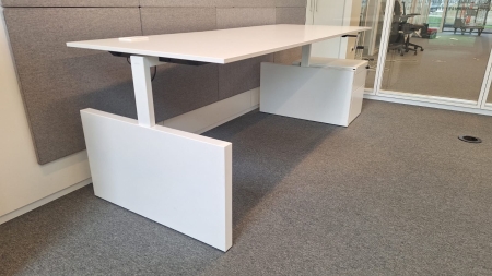 Bureau Ahrend Four Two met ladenblok