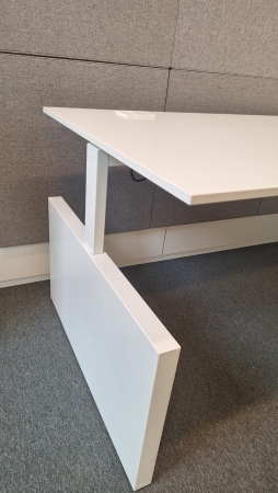 Bureau Ahrend Four Two met ladenblok