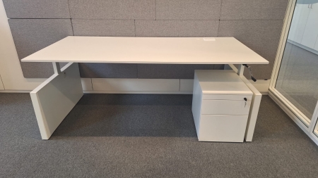 Bureau Ahrend Four Two met ladenblok