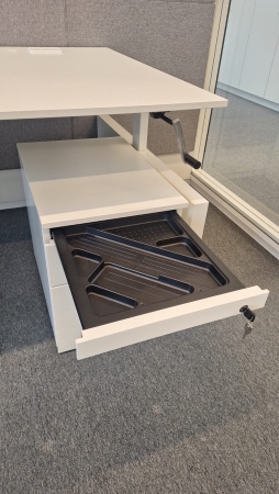 Bureau Ahrend Four Two met ladenblok