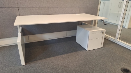 Bureau Ahrend Four Two met ladenblok