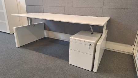 Bureau Ahrend Four Two met ladenblok