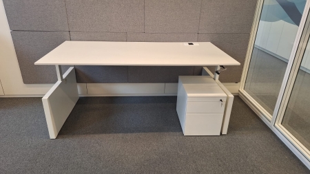 Bureau Ahrend Four Two met ladenblok