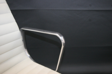 VITRA ALU CHAIR EA 108 in leder (refurbished)