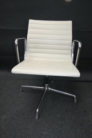 VITRA ALU CHAIR EA 108 in leder (refurbished)