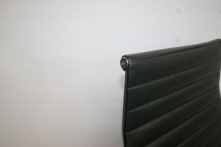 VITRA ALU CHAIR EA 119 in leder (NIEUW)