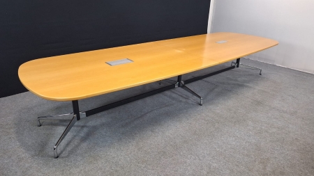 Vergadertafel Vitra Eames segmented table