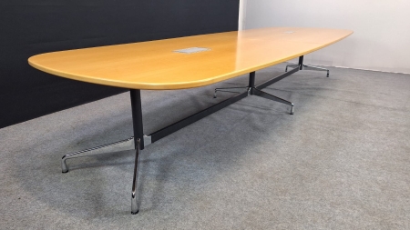 Vergadertafel Vitra Eames segmented table