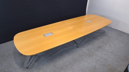 Vergadertafel Vitra Eames segmented table