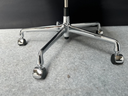 VITRA SOFT PAD CHAIR EA 219 (Nieuw)