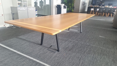 Vergadertafel Vitra Joyn 3200 x 1200 kers (2e keus)