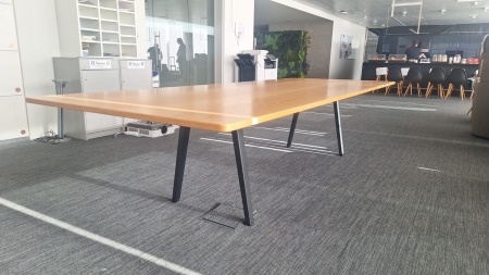 Vergadertafel Vitra Joyn 3200 x 1200 kers (2e keus)