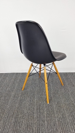 Vitra Eames DSW Plastic Chair (2e hands)