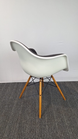 Vitra Eames DAW Plastic Chair 2e hands)