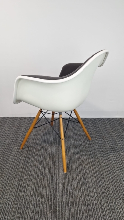 Vitra Eames DAW Plastic Chair 2e hands)